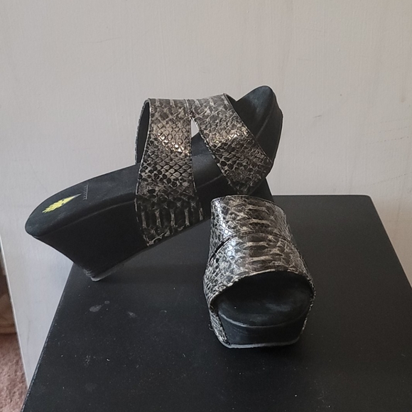 Volatile sandal
